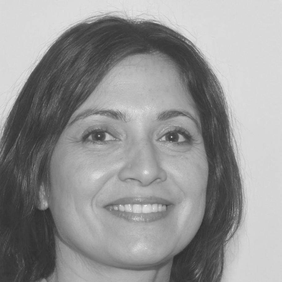 Beraterin Sandra Hoffmann im Gespräch mit einer Familie