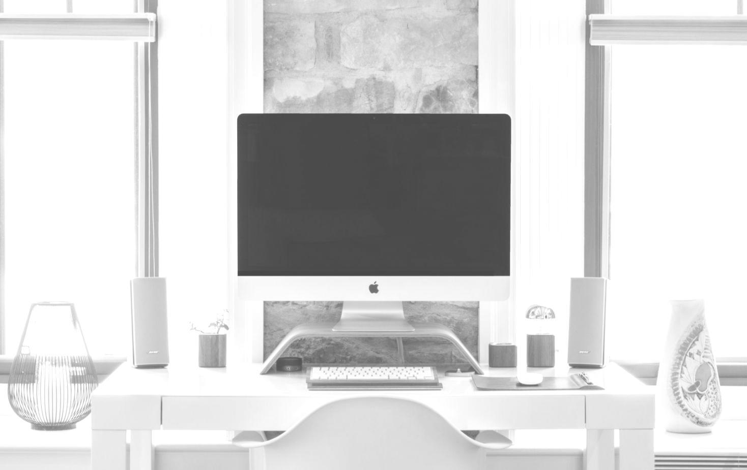 Familie beim gemeinsamen Planen der Haushaltsfinanzen am Küchentisch