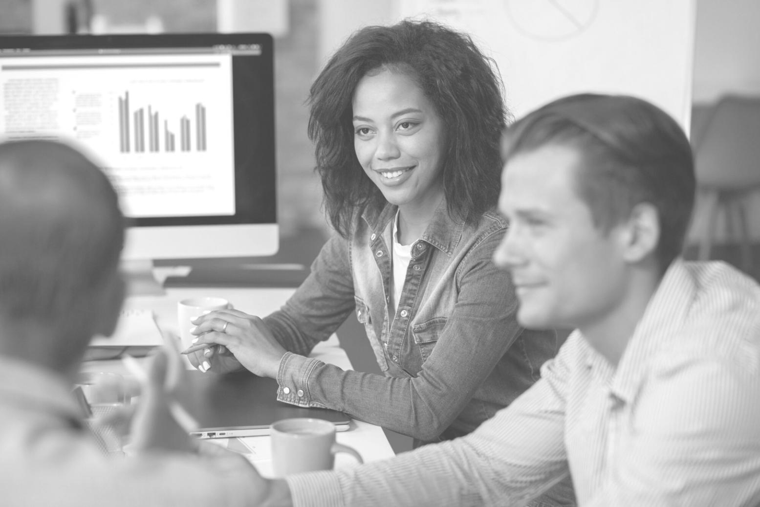 Familienbudget Planungsunterlagen und Taschenrechner auf Schreibtisch